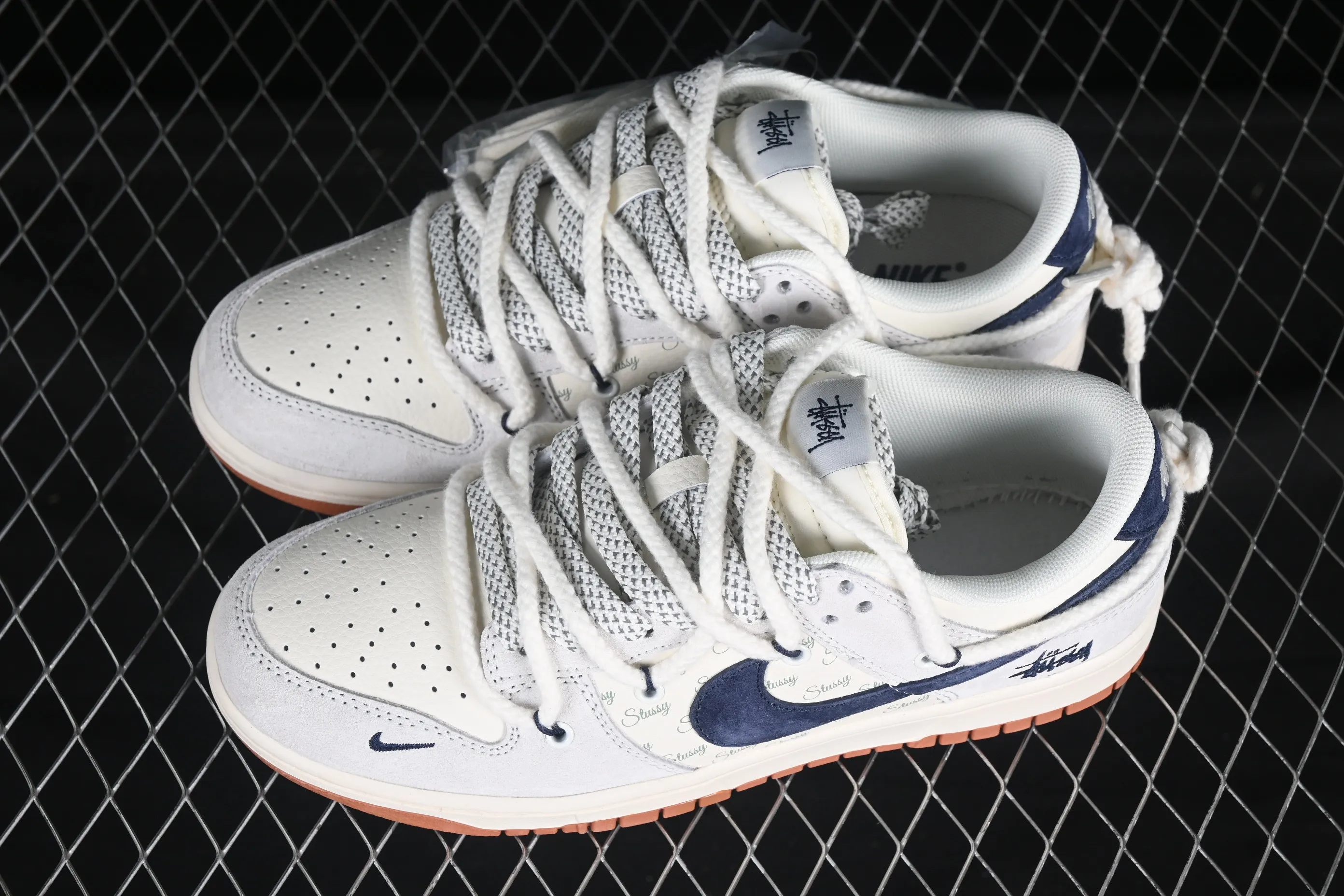 All Categories Nk SB Dunk Series Nk SB Dunk Low High-end Customized Low-top Shoes Nike SB Dunk Low Stussy Series Strap Raw Rubber Black Hook Anniversary High-end Customized Low-top Casual Shoes YX5066-263